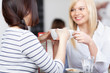 zwei freundinnen reden im café
