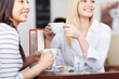 freundinnen im café