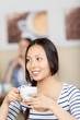 lächelnde junge frau im café