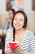 junge frau mit roter tasse