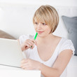 frau liest am laptop