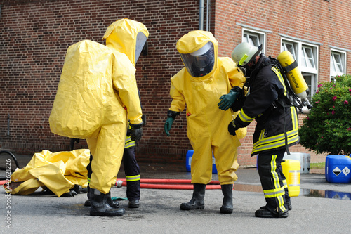 Photo: Feuerwehr in Schutzanzügen Feuerwehr in Schutzanzügen