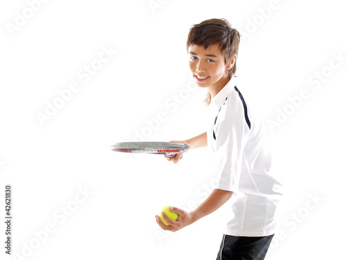 Foto: boy playing tennis boy playing tennis