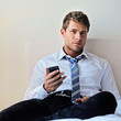 Foto: businessman with smartphone in a hotel room businessman with smartphone in a hotel room