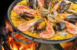 Cocinando una paella.