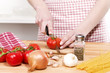 Foto: schneiden von tomaten für italienische pasta schneiden von tomaten für italienische pasta