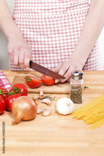 Foto: nahaufnahme beim schneiden von tomaten für spaghetti nahaufnahme beim schneiden von tomaten für spaghetti