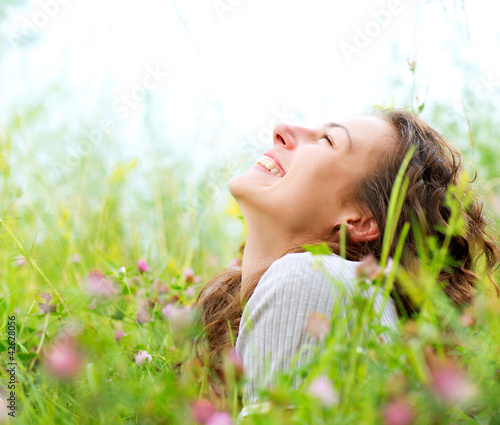 Foto: Beautiful Young Woman Outdoors. Enjoy Nature. Meadow Beautiful Young Woman Outdoors. Enjoy Nature. Meadow