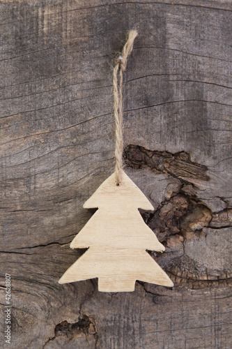 Foto: Ein Tannenbaum aus Holz geschnitzt Ein Tannenbaum aus Holz geschnitzt