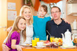 Familie - gesunde Ernährung zum Frühstück