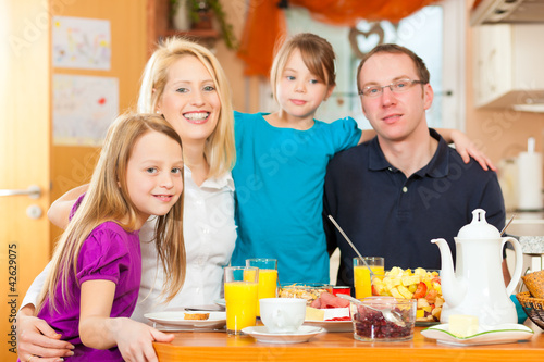 Photo: Familie - gesunde Ernährung zum Frühstück Familie - gesunde Ernährung zum Frühstück