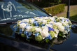 Foto: Hochzeitsblumenstrauß auf Motorhaube in der Sonne Hochzeitsblumenstrauß auf Motorhaube in der Sonne