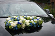 Foto: Hochzeitsblumenstrauß auf Motorhaube Hochzeitsblumenstrauß auf Motorhaube