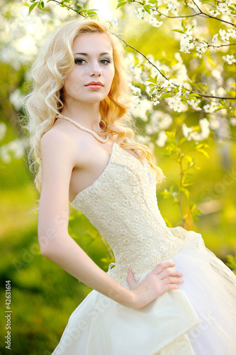 Foto: portrait of a beautiful bride in a lush garden portrait of a beautiful bride in a lush garden