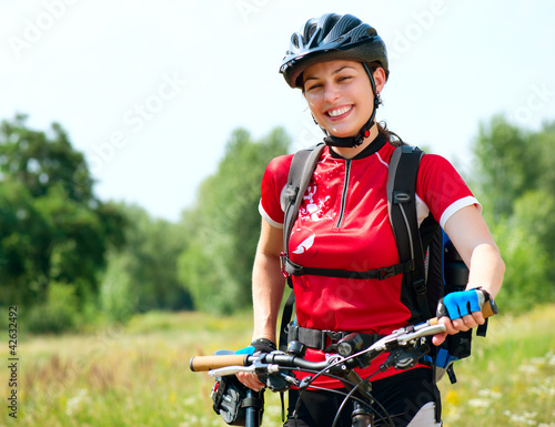 Foto: Happy Young Woman riding bicycle outside. Healthy Lifestyle Happy Young Woman riding bicycle outside. Healthy Lifestyle