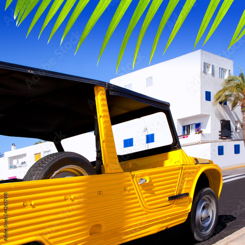 Foto: Balearic Formentera island La savina with retro car Balearic Formentera island La savina with retro car