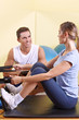 Frau trainiert im Fitnesscenter