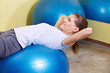 Frau trainiert auf Gymnastikball