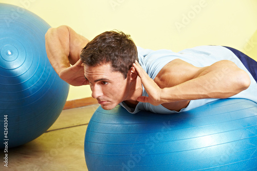 Foto: Mann trainiert auf Gymnastikball Mann trainiert auf Gymnastikball