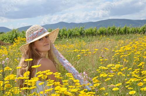 Photo: Sommer-Glück: Junge Frau mit Strohhut auf Blumenwiese Sommer-Glück: Junge Frau mit Strohhut auf Blumenwiese