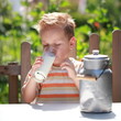 Photo: kleiner Junge trinkt frische Kuhmilch kleiner Junge trinkt frische Kuhmilch