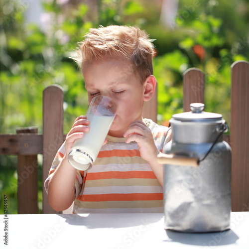 Photo: kleiner Junge trinkt frische Kuhmilch kleiner Junge trinkt frische Kuhmilch