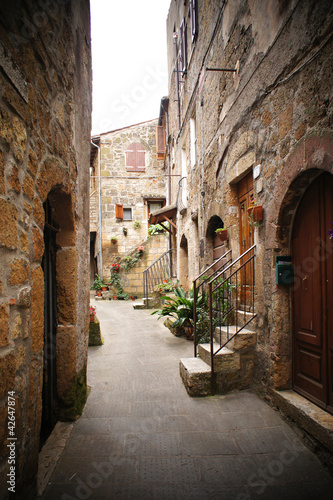 Foto: small backstreet in an italian village small backstreet in an italian village