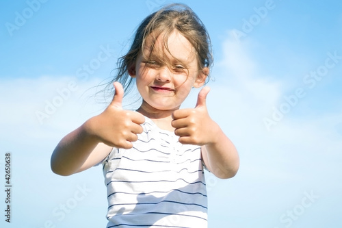 Foto: girl shows a hand sign girl shows a hand sign