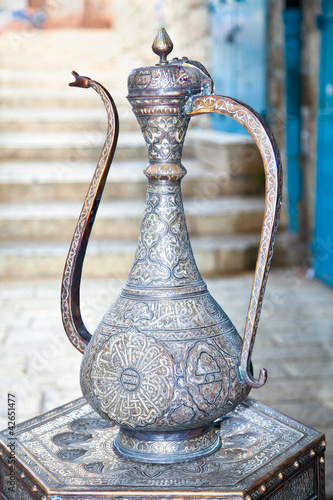 Foto: Typical vintage metal teapots in Jerusalem Typical vintage metal teapots in Jerusalem