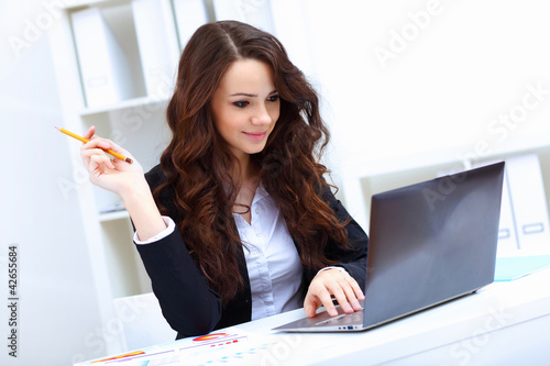 Foto: Young busines woman with notebook Young busines woman with notebook