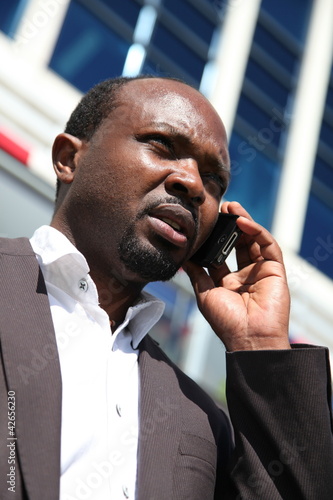 Foto: Young african businessman, talking mobile phone Young african businessman, talking mobile phone