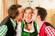 Junge Leute in Bayerischer Tracht in Restaurant