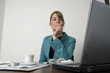 Junge Frau raucht am Arbeitsplatz