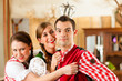 Junge Leute in Bayerischer Tracht in Restaurant