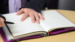 Video: Frau schreibt in ein Buch Frau schreibt in ein Buch