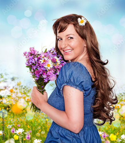 Foto: Mädchen mit Wiesenblumenstrauß - it's spring 14 Mädchen mit Wiesenblumenstrauß - it's spring 14