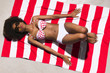 Mulata tomando el sol