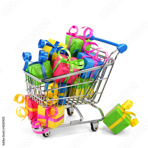 Photo: Einkaufswagen mit Geschenken Einkaufswagen mit Geschenken