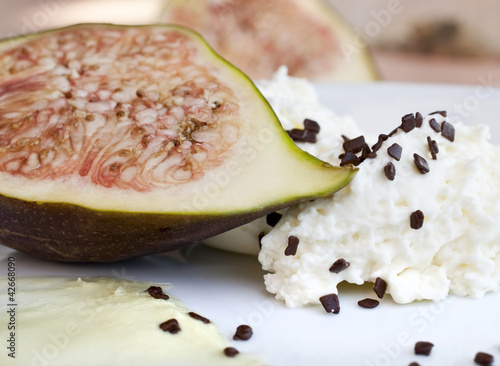 Photo: Sahneeisdessert mit frischen Feigen Sahneeisdessert mit frischen Feigen