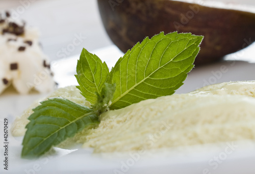 Photo: Minzeis mit Sahne und frischen Feigen Minzeis mit Sahne und frischen Feigen