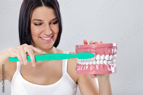 Foto: girl showing right way to brushing teeth girl showing right way to brushing teeth