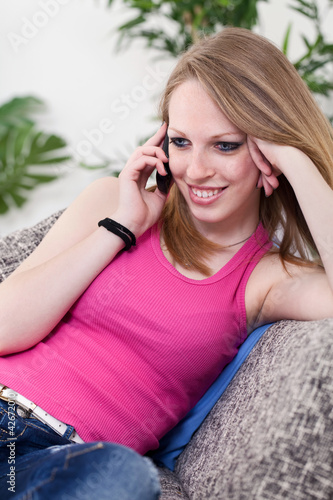 Foto: Girl talking on the phone in pink Girl talking on the phone in pink