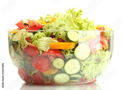 Foto: fresh vegetable salad in transparent bowl isolated on white fresh vegetable salad in transparent bowl isolated on white