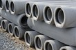 Gelagerte Betonrohre zur Kanalsanierung