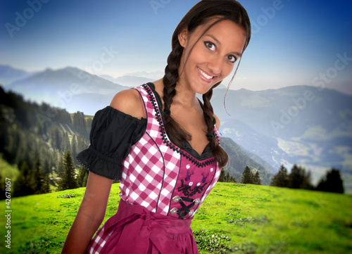 Photo: Wunderhübsche Frau im Dirndle / Bayerische Trachten Wunderhübsche Frau im Dirndle / Bayerische Trachten