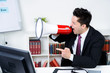 aufgebrachter chef im büro