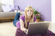 Junge Frau am Laptop