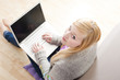 Junge Frau am Laptop