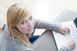 Junge Frau am Laptop