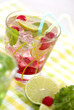 Sommercocktail rot mit Himbeeren